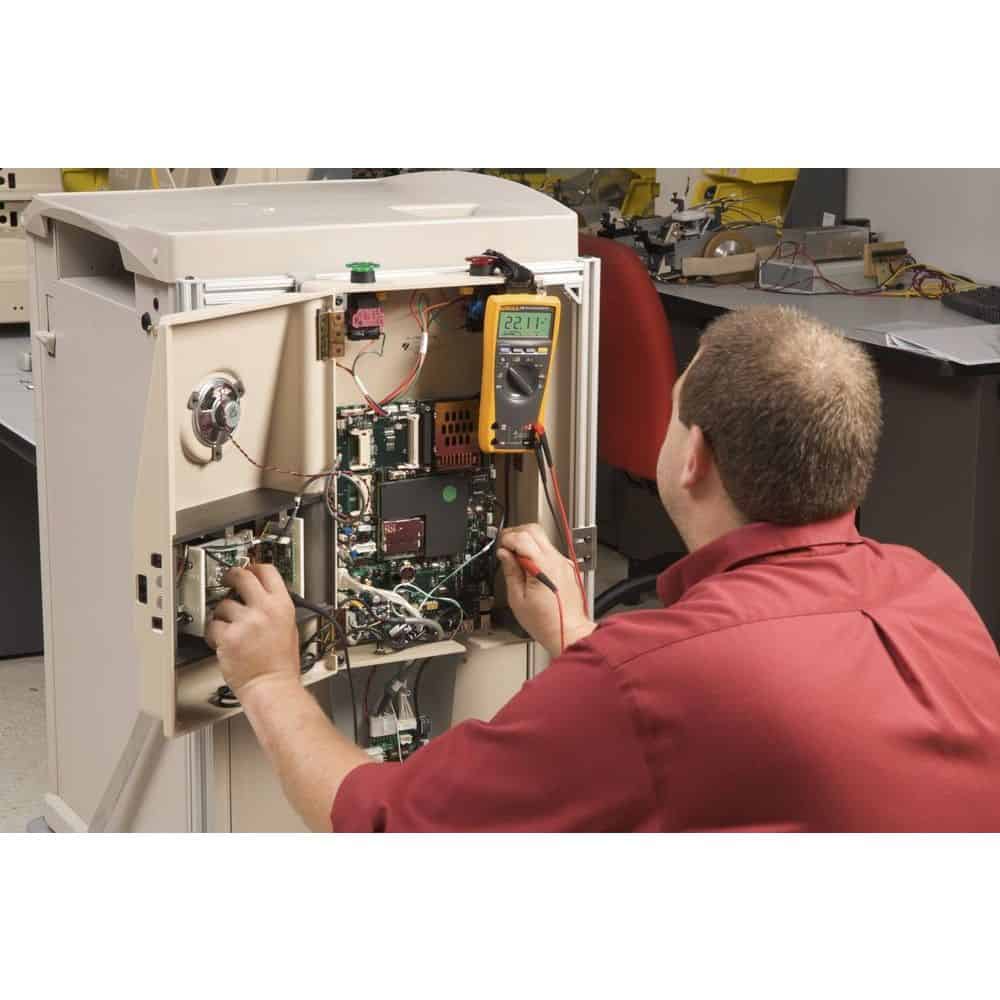 Fluke True RMS Digital Multimeter And Deluxe Accessory Combo Kit